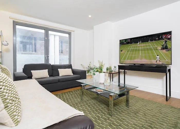 Modern 3 Bed 2 Bath Apartment Hyde Park