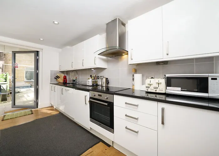 Modern 3 Bed 2 Bath Apartment Hyde Park